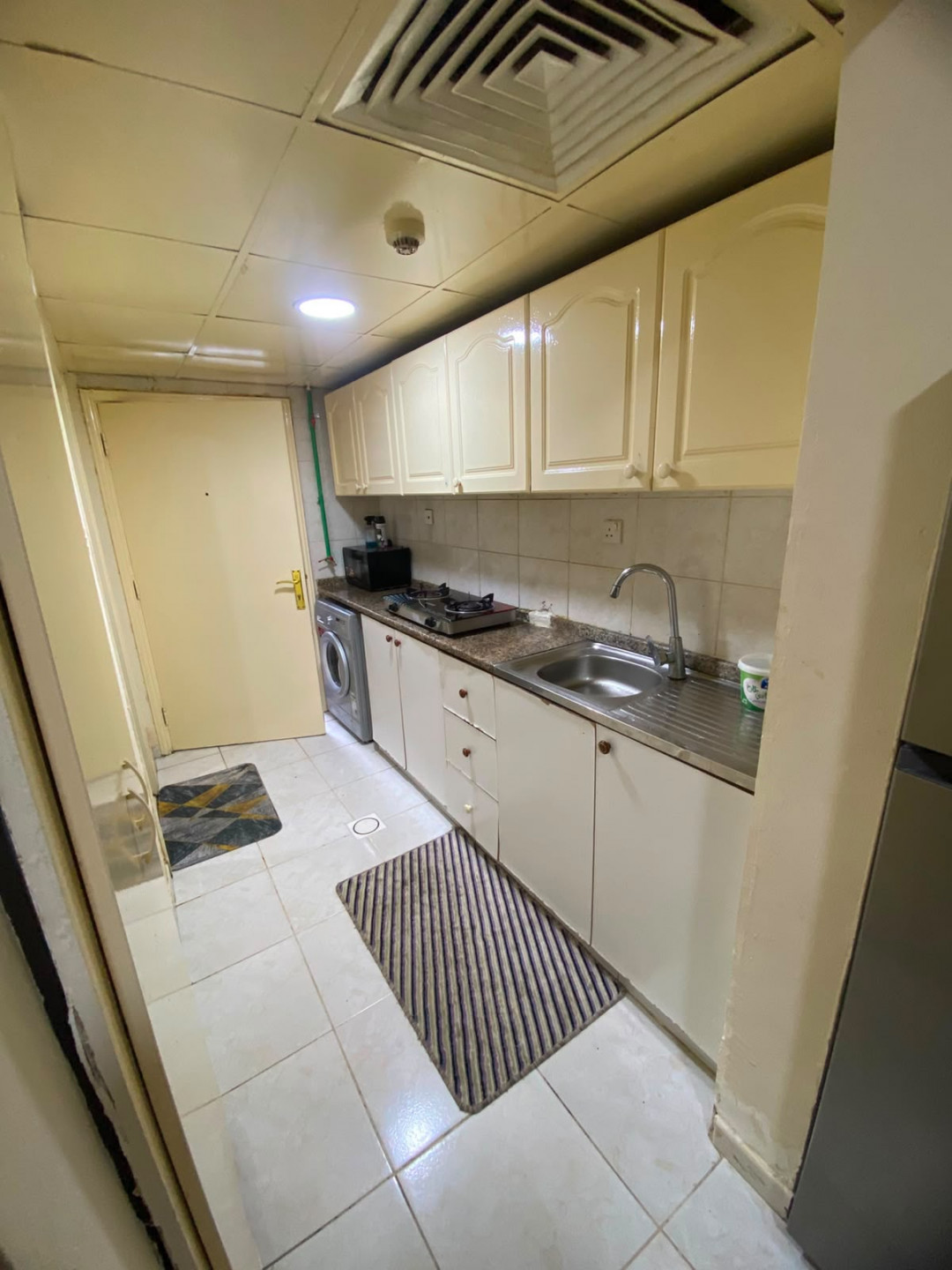 Furnished studio apartment, second occupancy