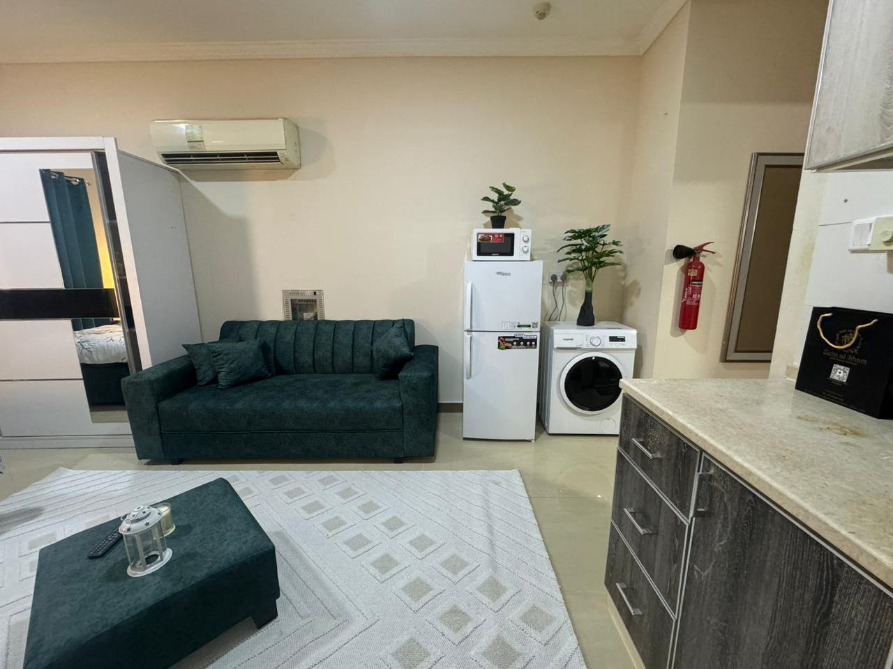 Furnished studio, second occupancy