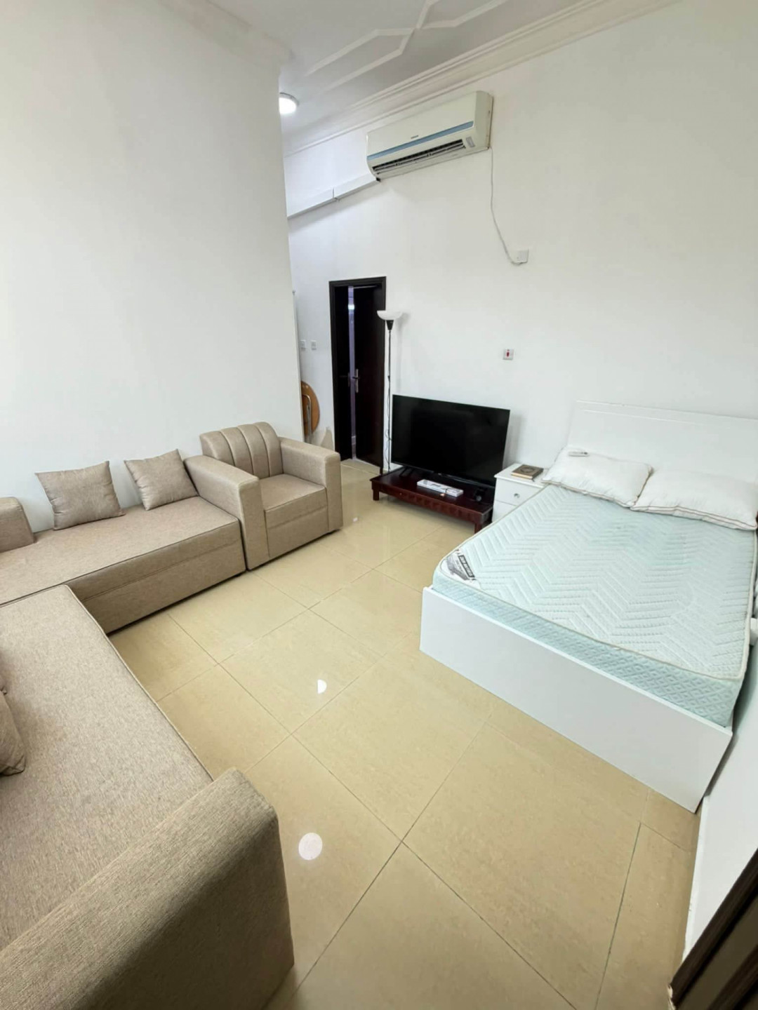 Furnished ground floor studio