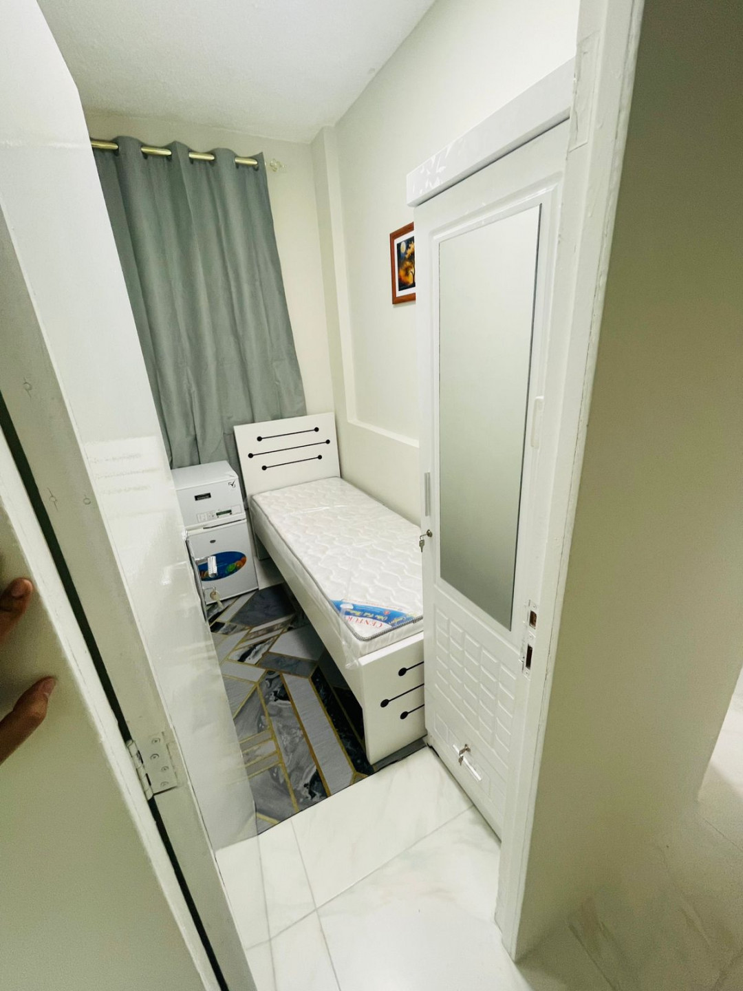 Governor's Roundabout Side Studio with Clean Furnishings