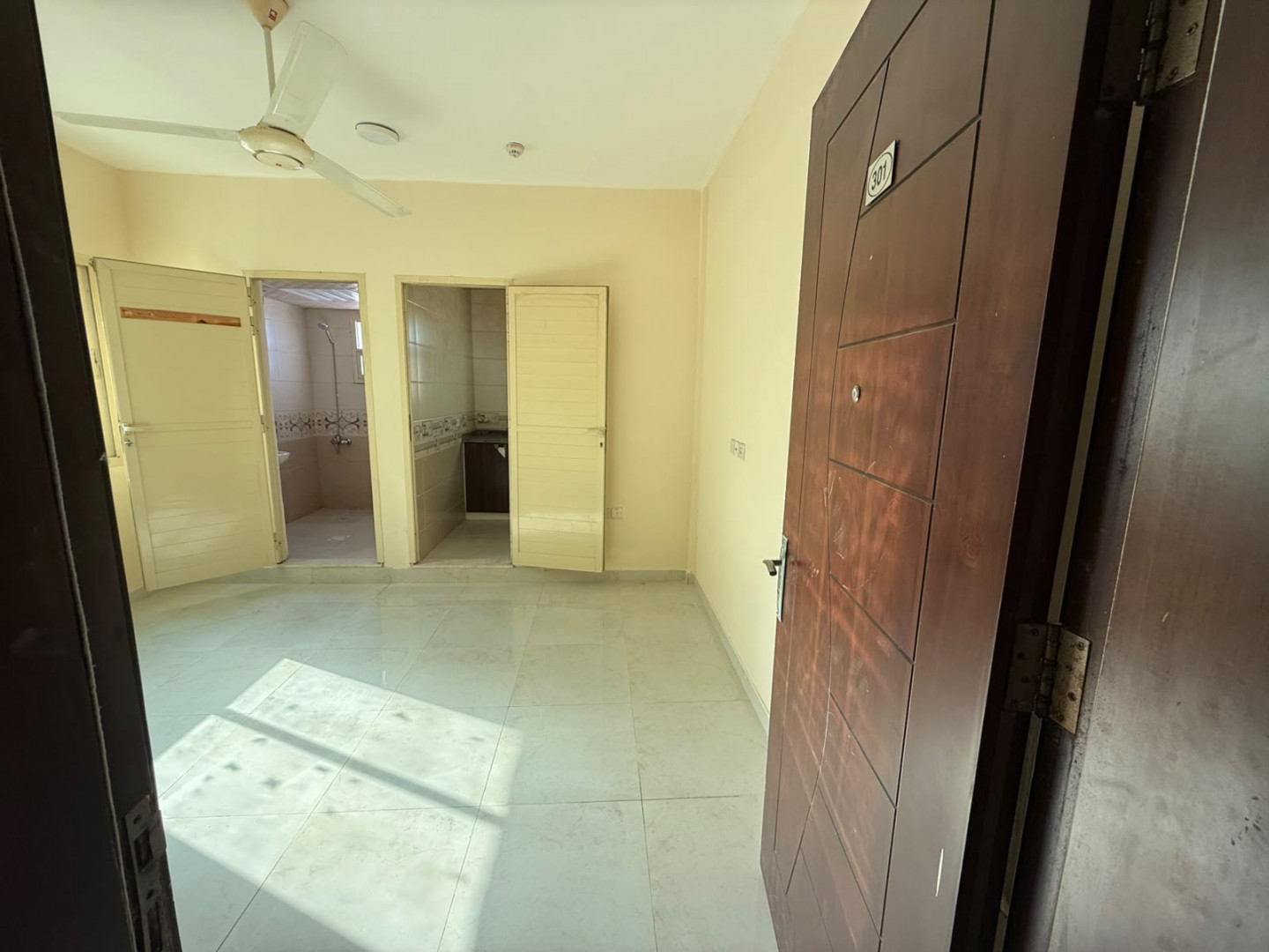 Studio apartment for rent, suitable for employees or families, unfurnished.
