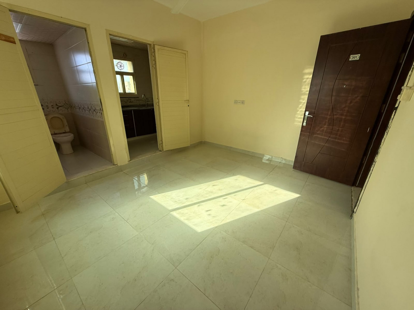 Studio apartment for rent, suitable for employees or families, unfurnished.
