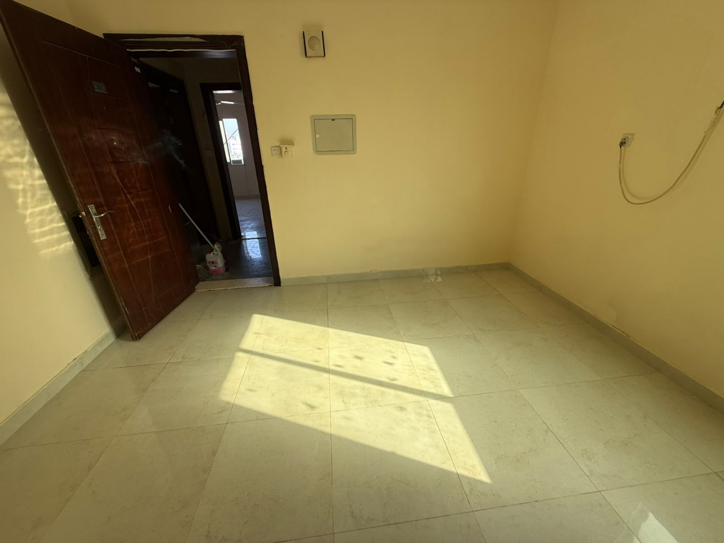 Studio apartment for rent, suitable for employees or families, unfurnished.