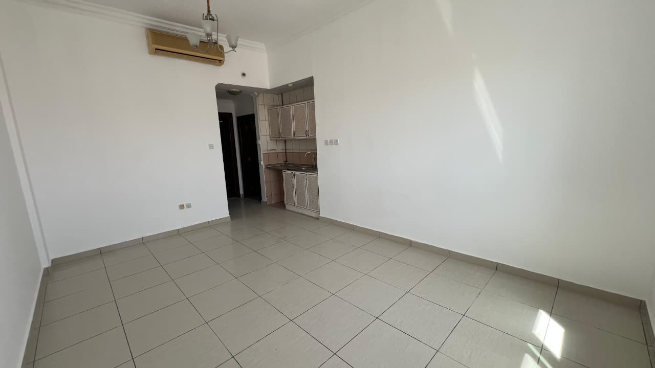 Spacious studio apartment for annual rent in Al Butinah at a special price with free parking.