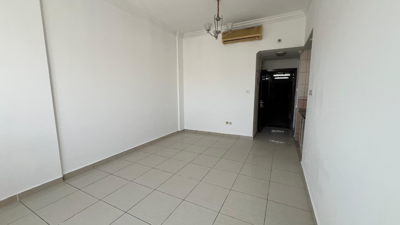 Spacious studio apartment for annual rent in Al Butinah at a special price with free parking.
