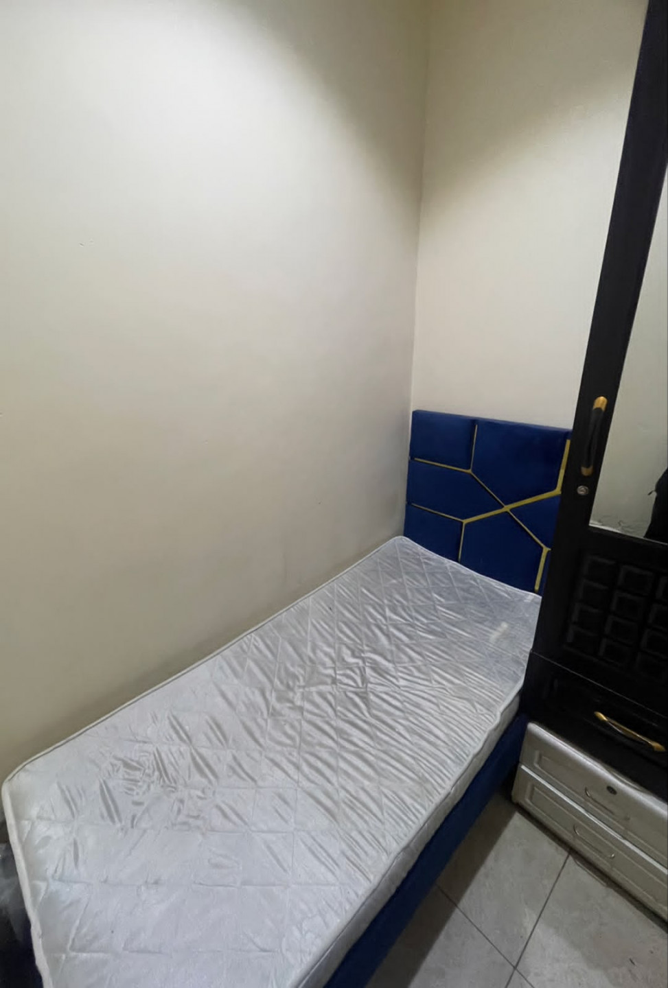 Partition Midroom for young men only