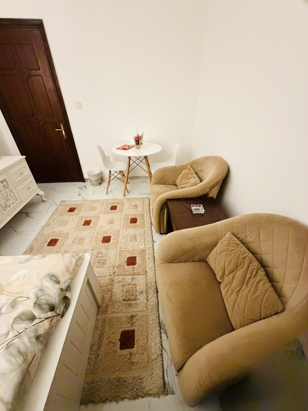 daily-basis-room-available01780495942.jpg