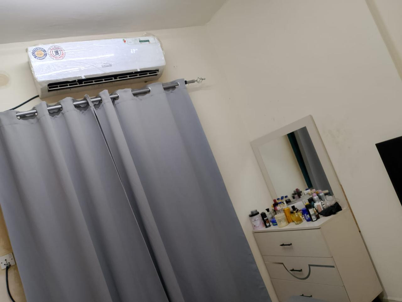 Excellent, clean furnishings with a balcony, one bedroom and living room.