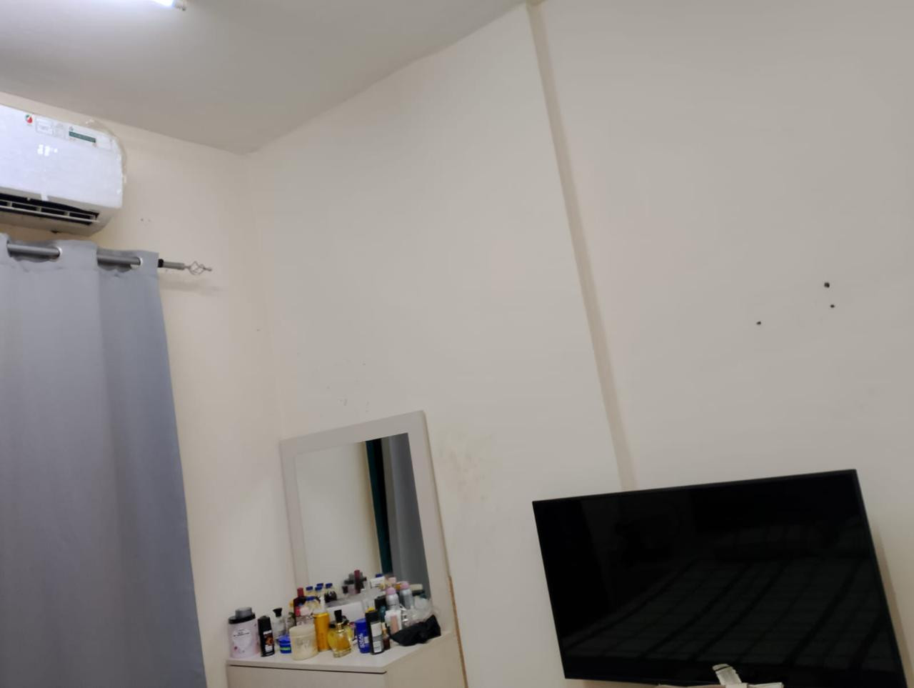 Excellent, clean furnishings with a balcony, one bedroom and living room.