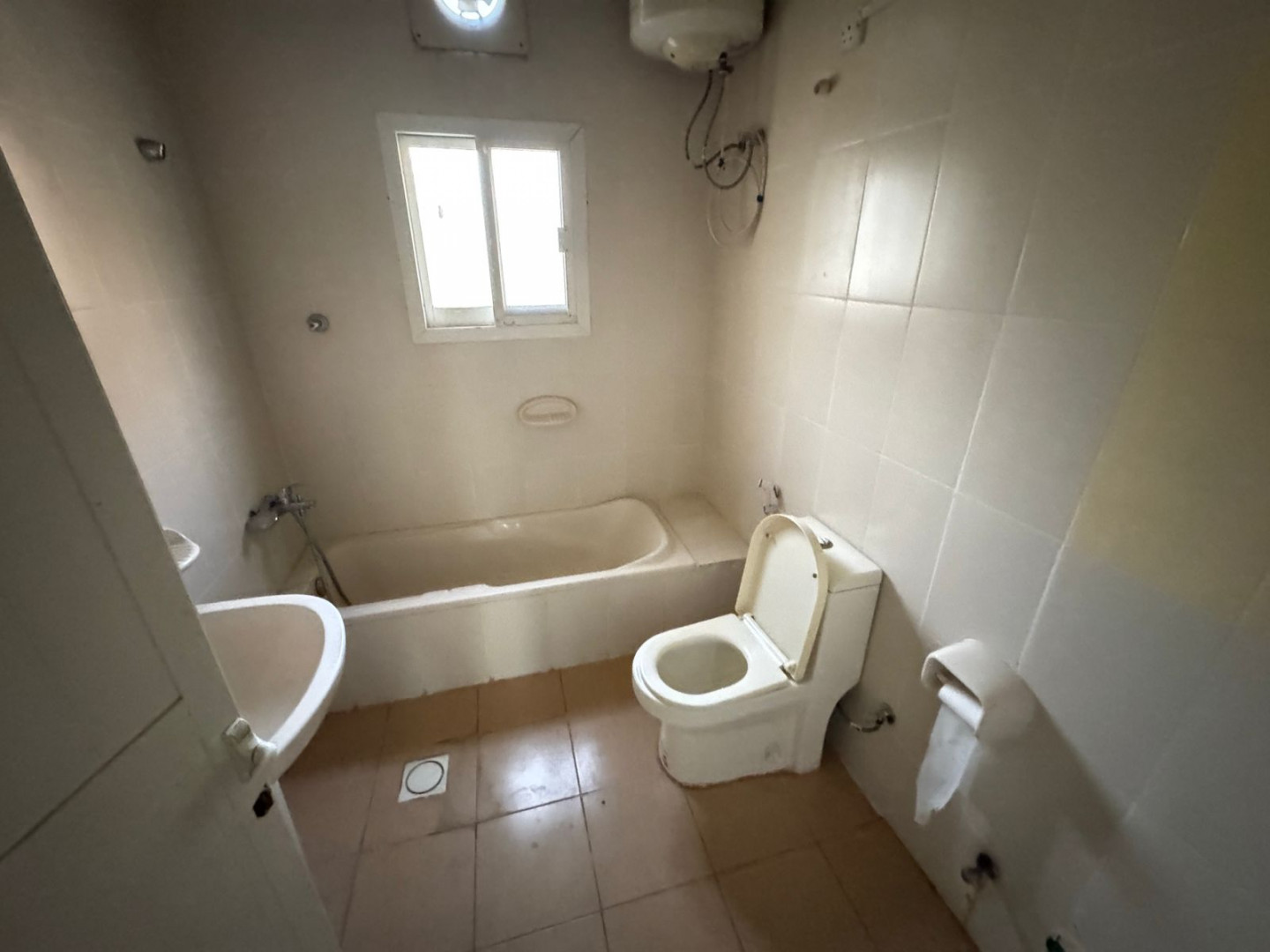 5-bedroom villa for annual rent in Sharjah, directly on Al Hamriya Park