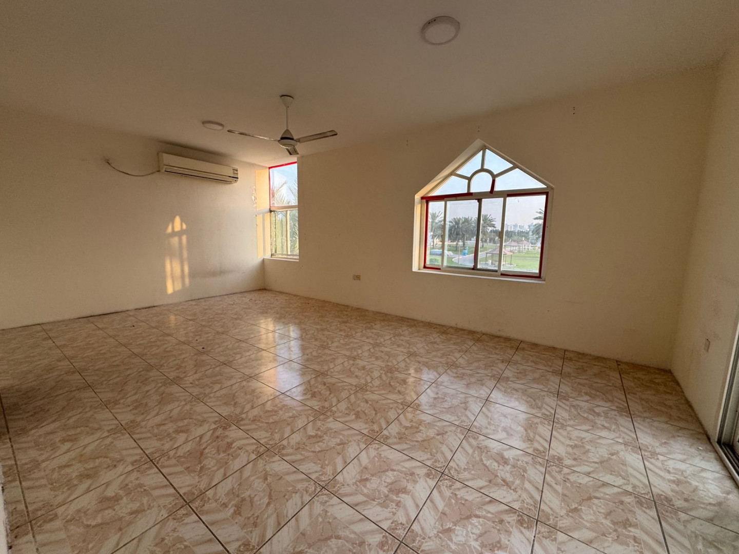 5-bedroom villa for annual rent in Sharjah, directly on Al Hamriya Park