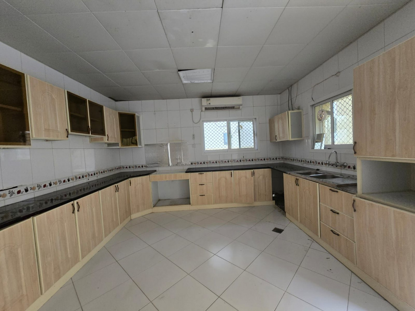 Luxury two-story villa in Al Yash