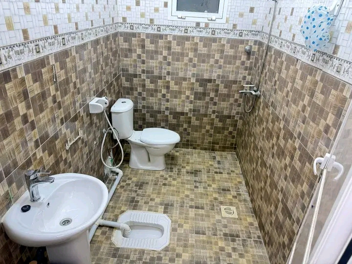 A room with new and clean furniture in Al Maabilah