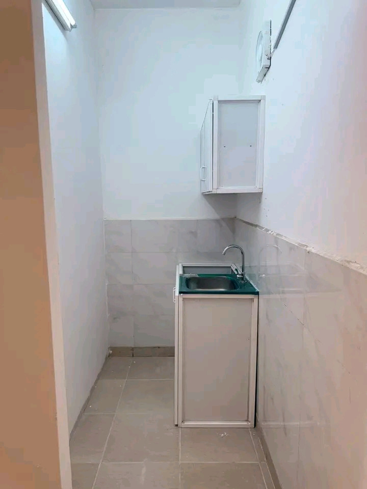 A room with new and clean furniture in Al Maabilah
