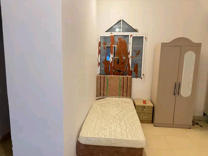 A room with new and clean furniture in Al Maabilah