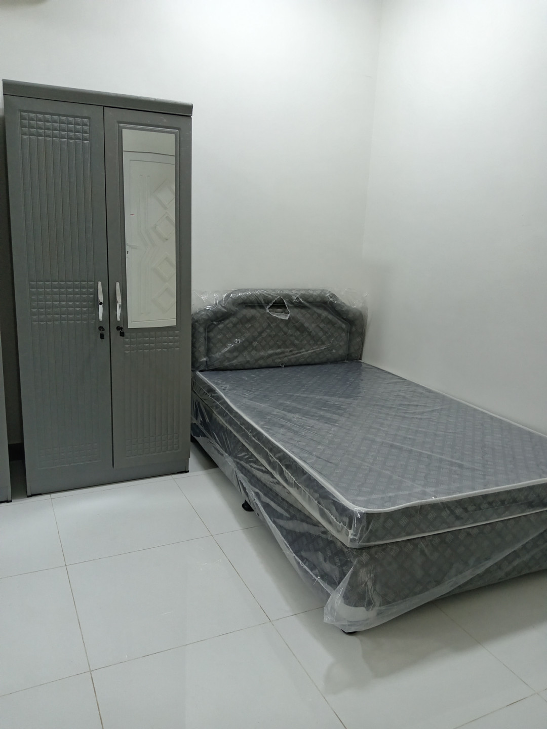 Rooms available for daily, weekly, and monthly rent.