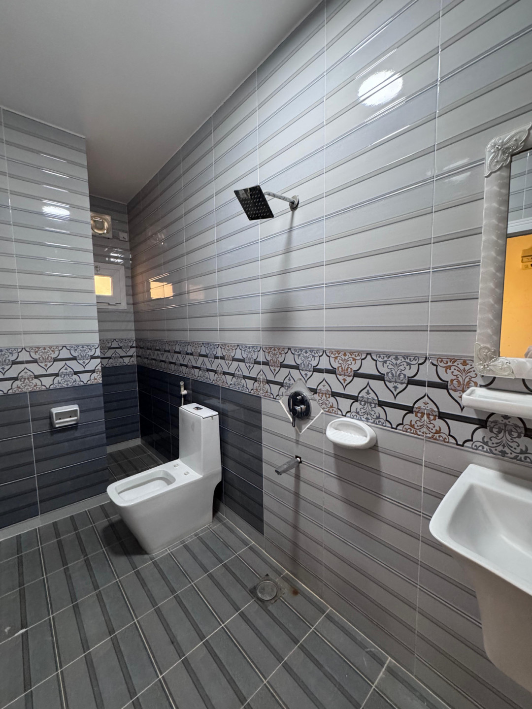 Rooms available for daily, weekly, and monthly rent.