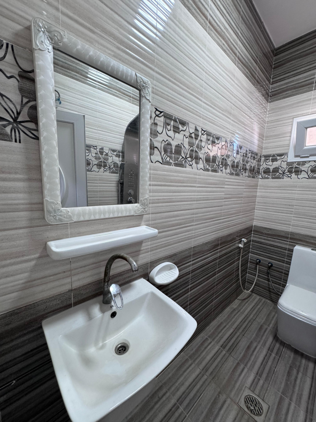 Rooms available for daily, weekly, and monthly rent.