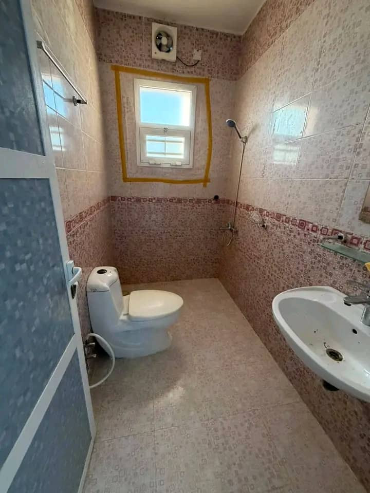 Unfurnished room in Al Mawaleh South
