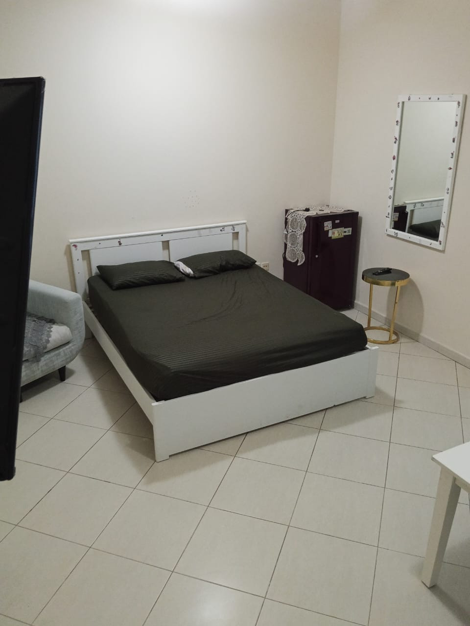 Spacious room with shared bathroom