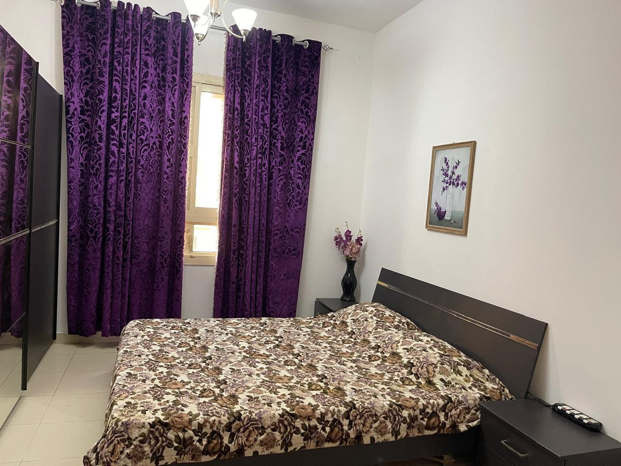 Room and lounge next to a garden