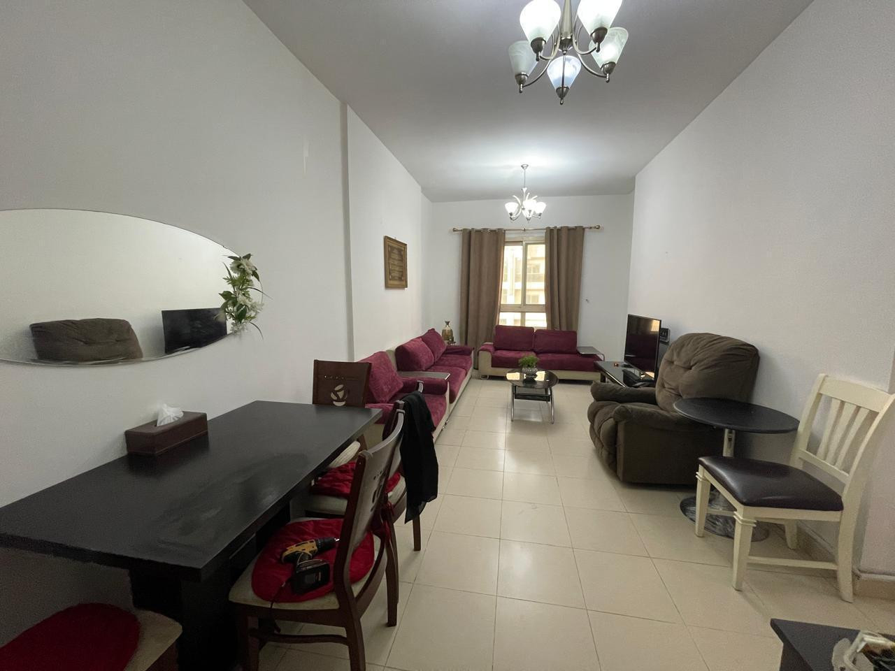 Room and lounge next to a garden