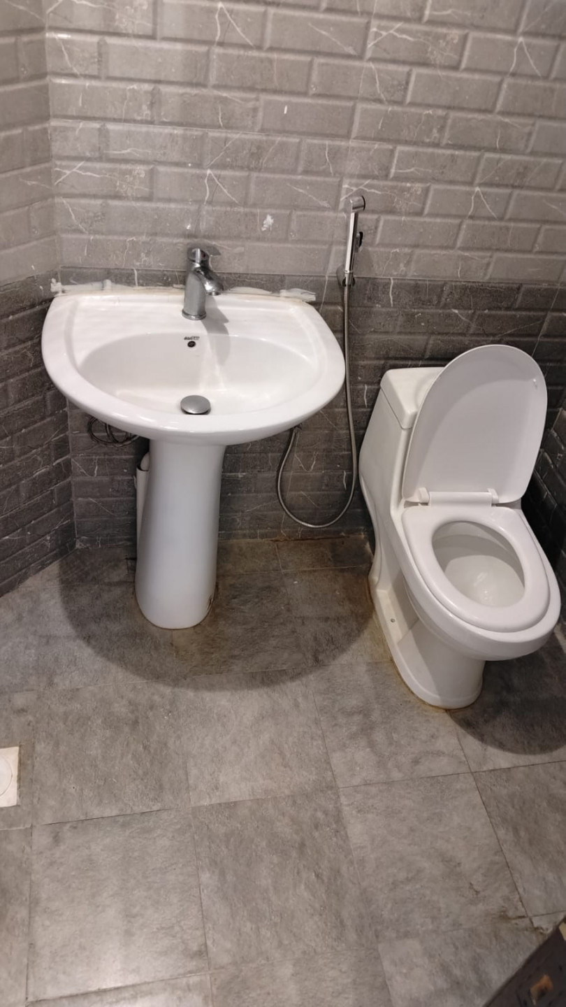 Room, bathroom, and kitchen in King Faisal neighborhood