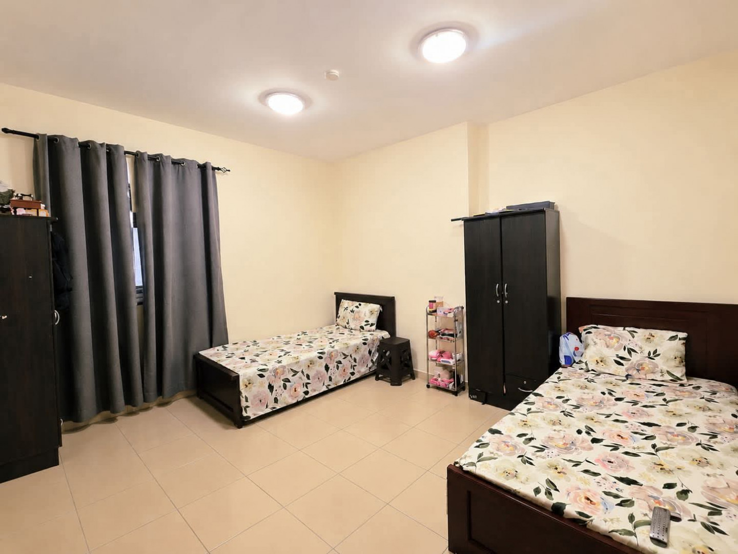 One bedroom and living room, clean furnishings, suitable for a family or single woman.