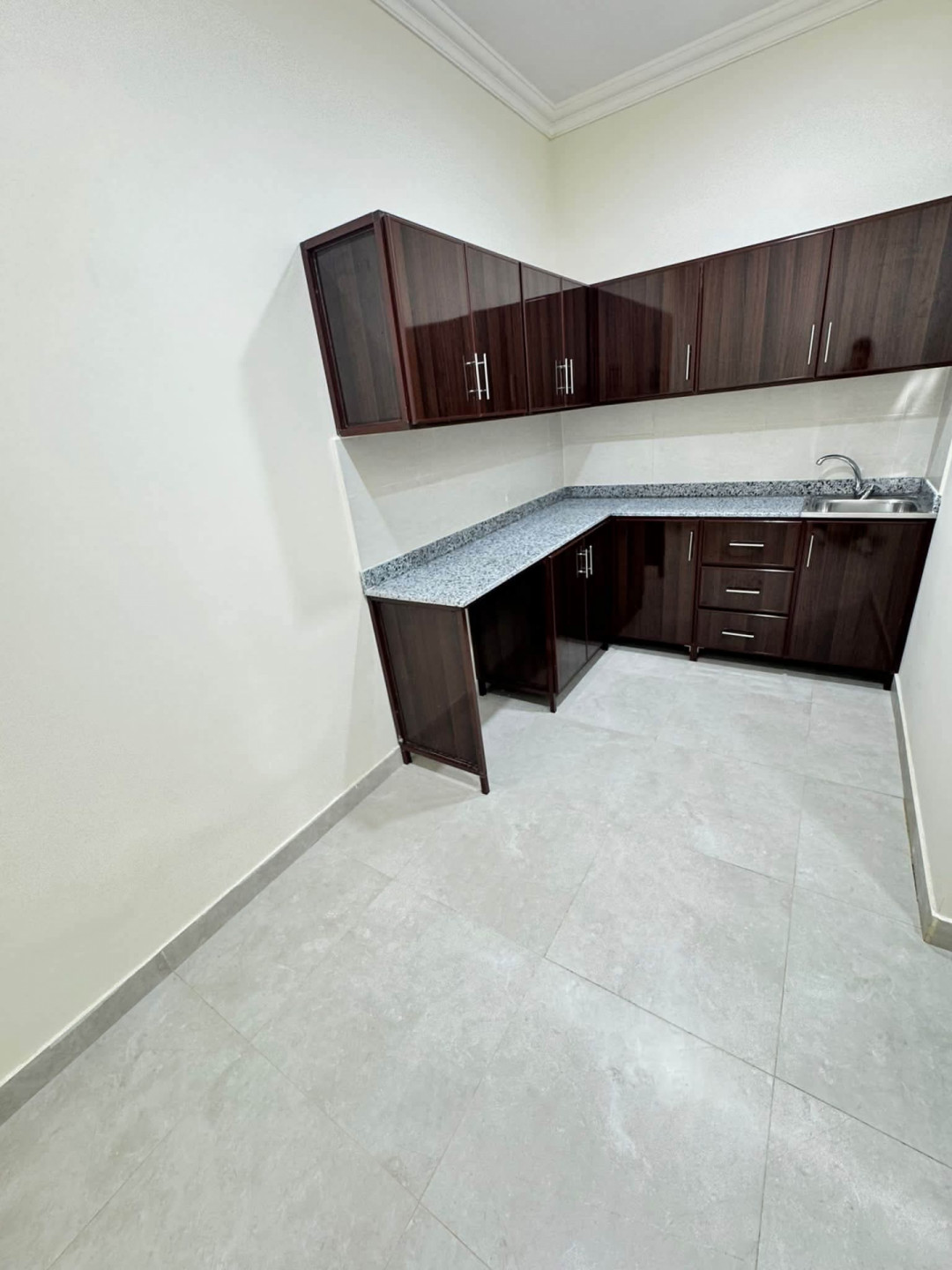 Unfurnished one-bedroom apartment in Al Duhail