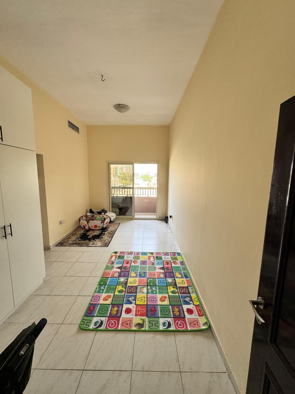 Furnished one-bedroom apartment with balcony