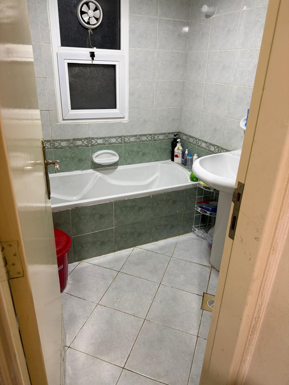 Furnished one-bedroom apartment at a bargain price. Clean furnishings, spacious.