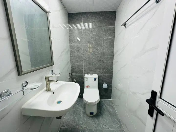 One bedroom, living room, and kitchen. Excellent location, all-inclusive.