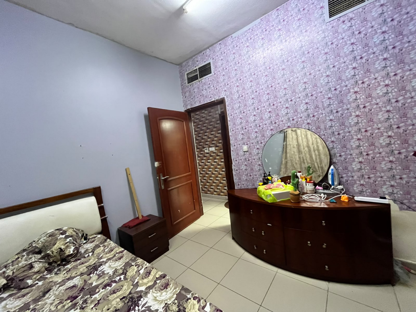 Room and hall, Sharjah, Al Qulaya, behind the Saudi German Hospital