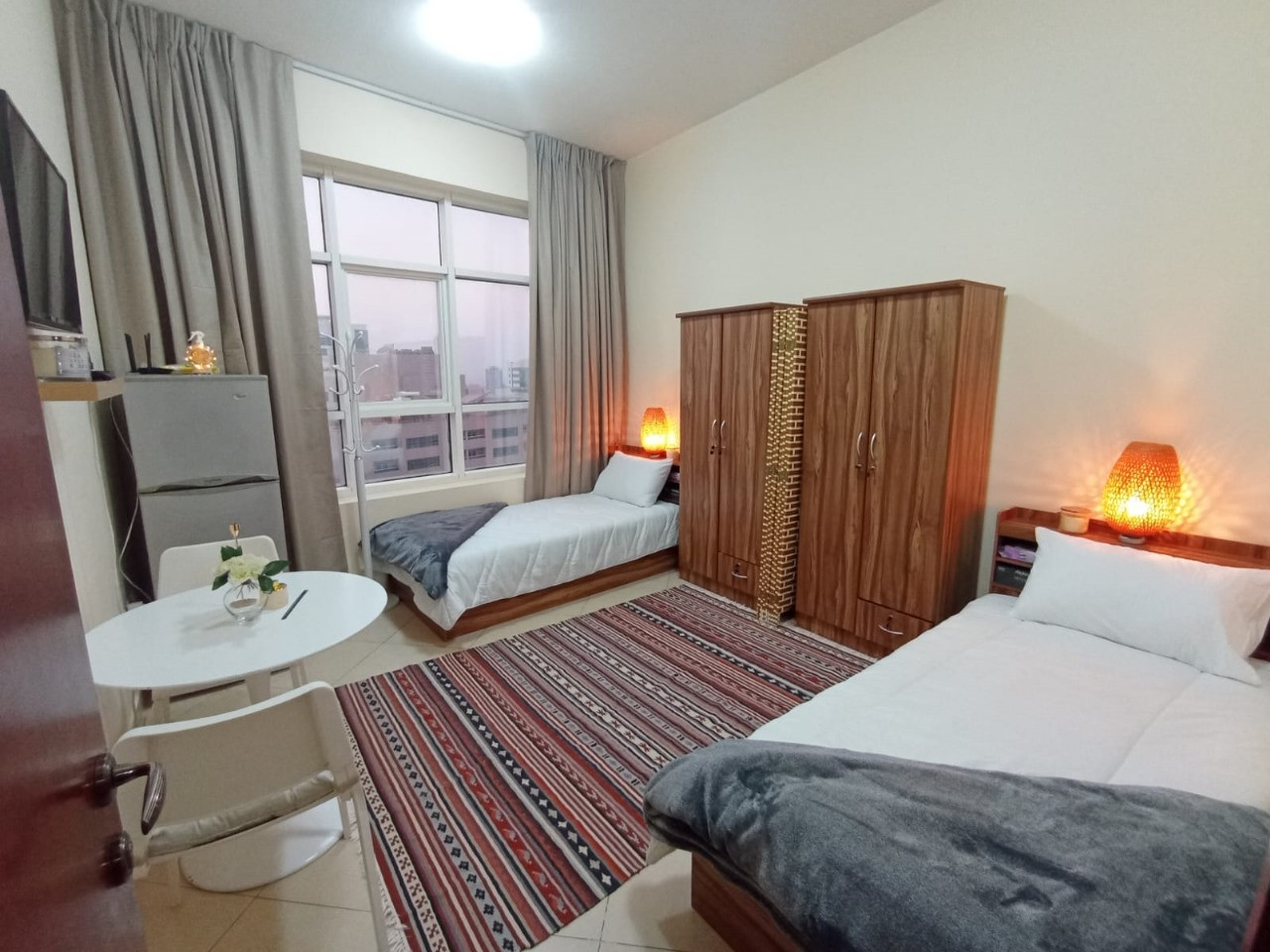 Double room with private bathroom in a clean apartment for young people