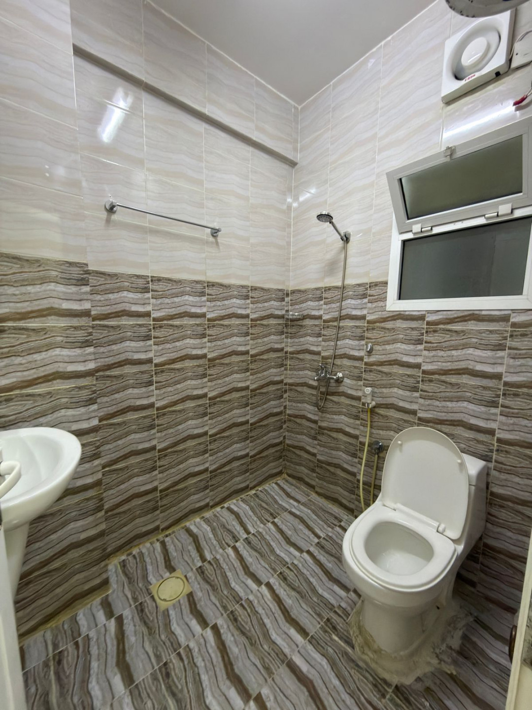 llaygar-shk-balmaabyl-2ghrfh-osalh-3hmam-bsaar-160-ryal61781695781.jpeg