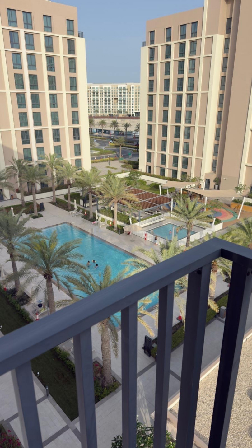 For rent: A luxurious, furnished apartment in Marassi Boulevard. The apartment features a bedroom, kitchen, and bathroom, and is close to Marassi and Al Baraha Market. Electricity and water are included.
