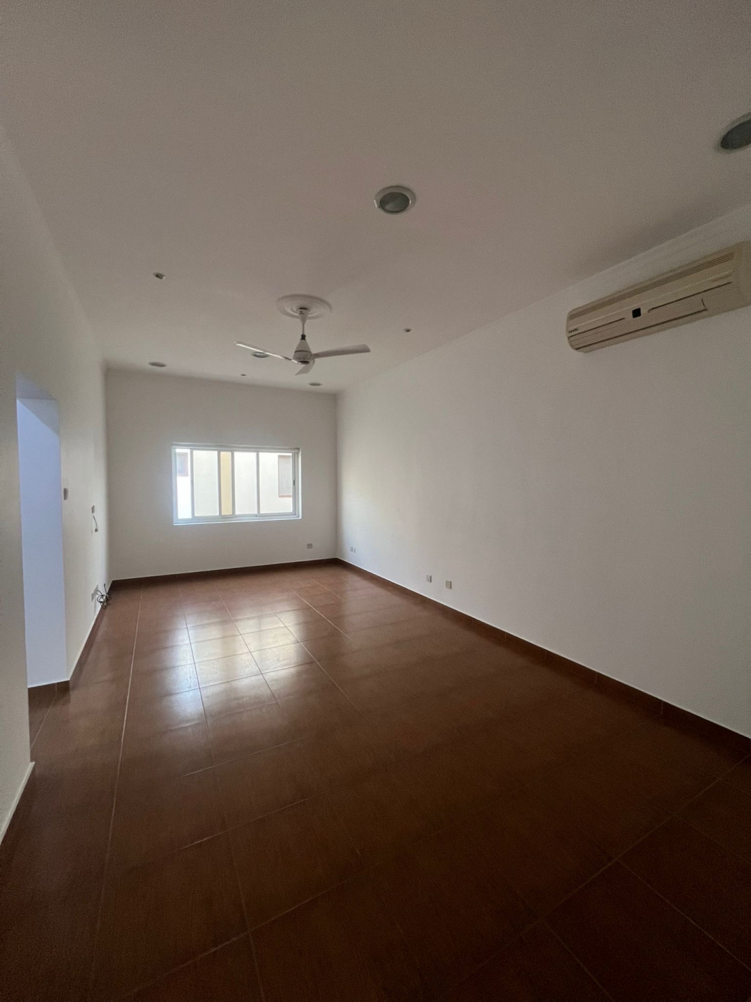 For rent: A luxurious and spacious apartment in Tubli, featuring 3 master bedrooms and 4 bathrooms. The apartment is spacious.