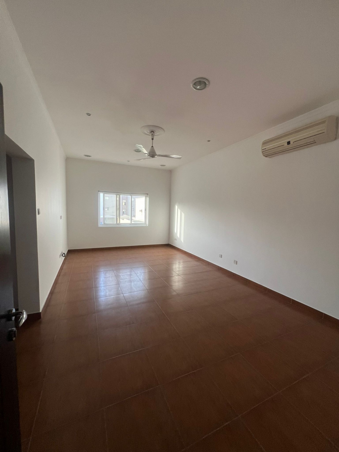 For rent: A luxurious and spacious apartment in Tubli, featuring 3 master bedrooms and 4 bathrooms. The apartment is spacious.
