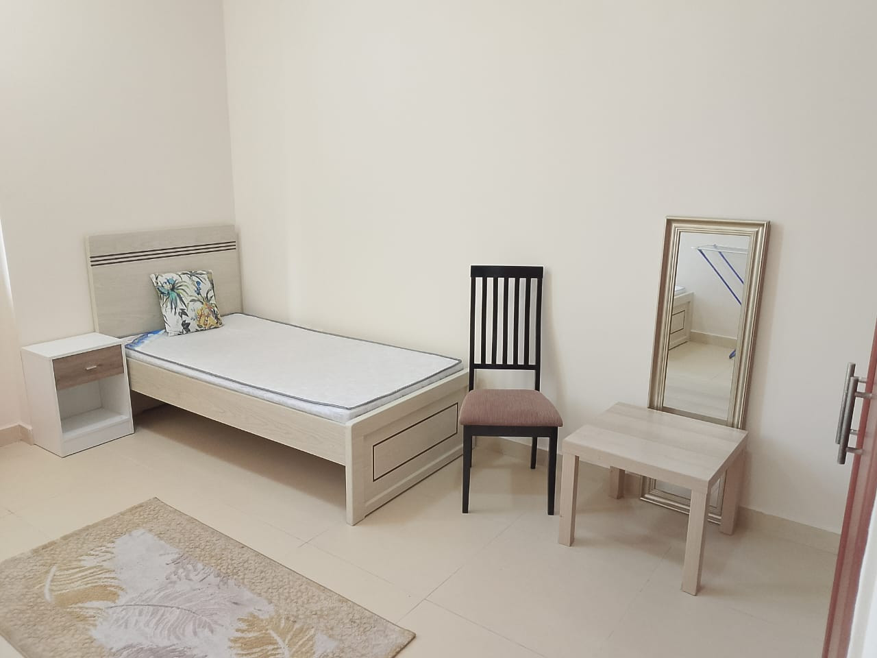 mtah-ldyna-ghrf-thnayyh-shbab-nthyf01792698869.jpg