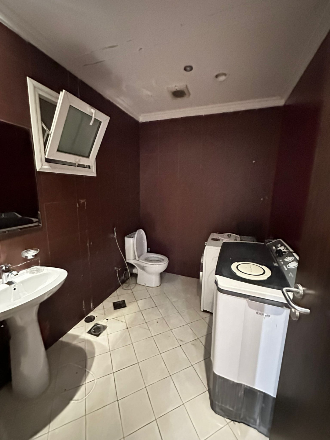 Kitchen, two large bathrooms, three large bedrooms, and a guest lounge.