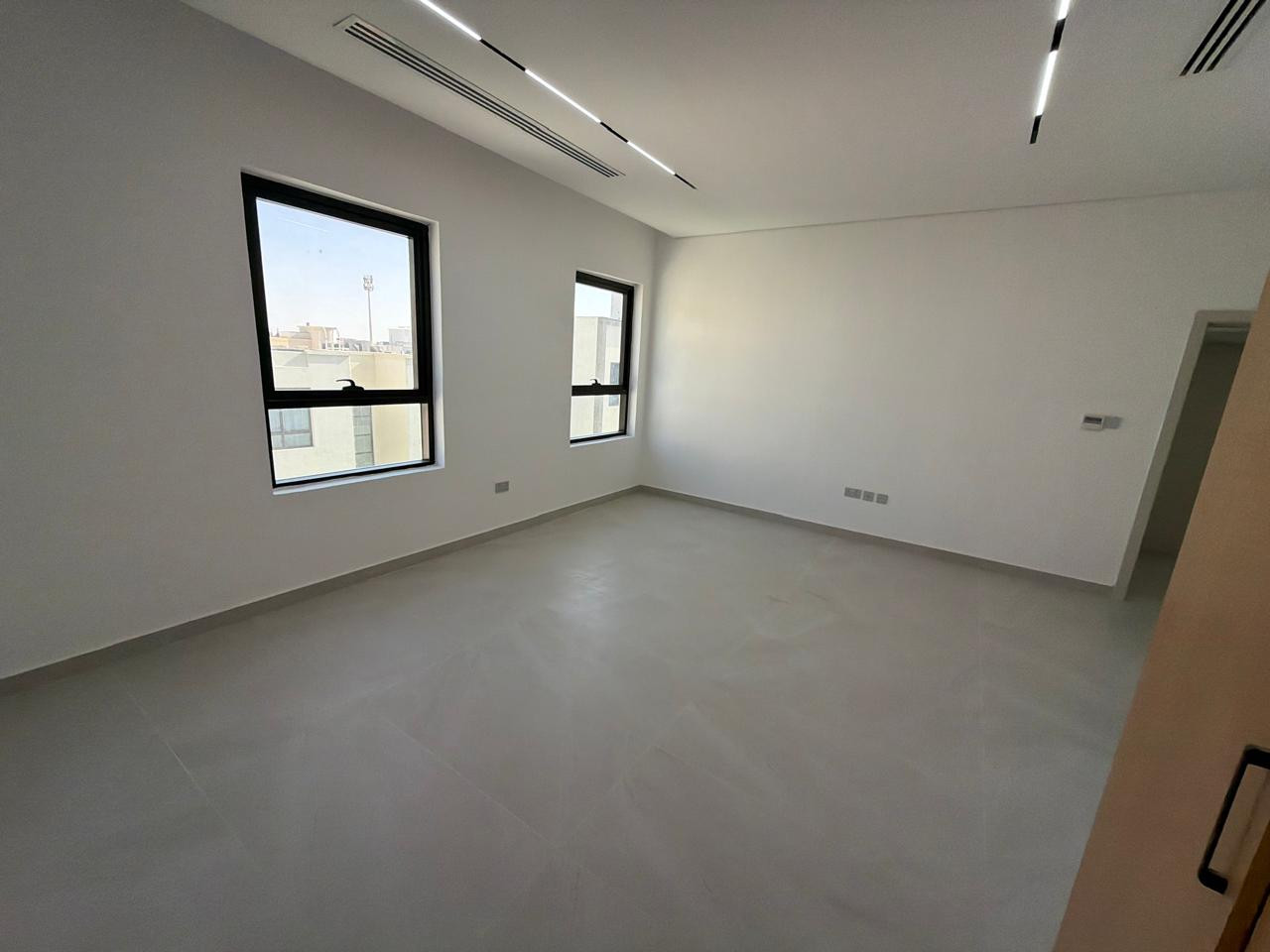 mtofr-astdyo-msahh-kbyr-aol-sakn-llaygar-bmdynh-alryad-gnob-alshamkhh91779141049.jpg