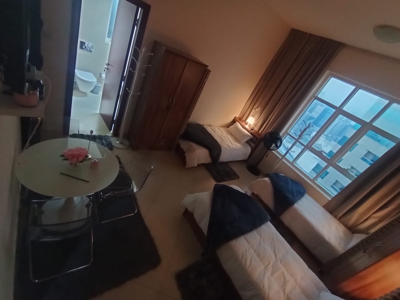 Accommodation available for young men in a new apartment in Al Khan - Sharjah (Al Waha Tower). Spaces available.