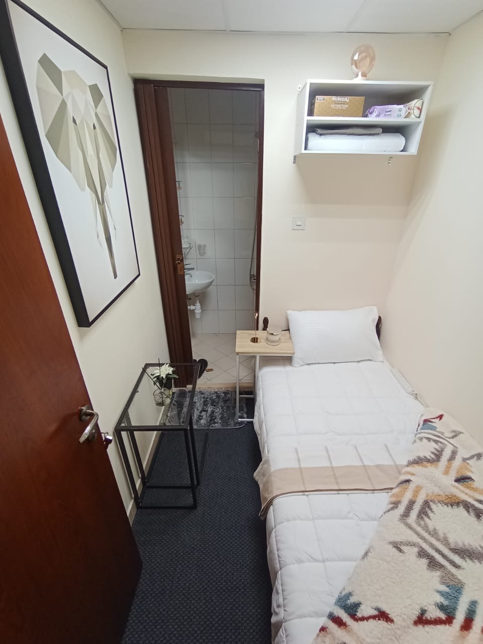 Accommodation available for young men in a new apartment in Al Khan - Sharjah (Al Waha Tower). Spaces available.