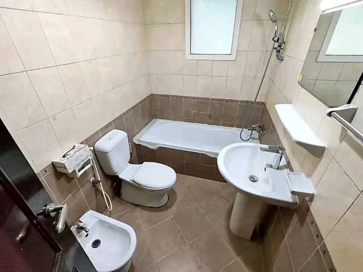 Midroom with private bathroom in a very clean girls' apartment