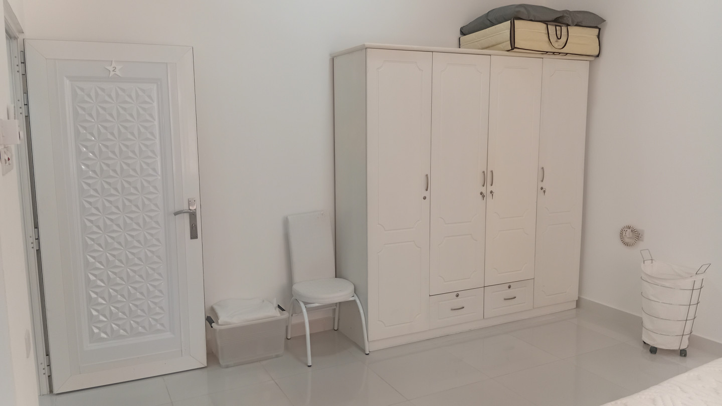 Private room in shared villa, al bar, sur