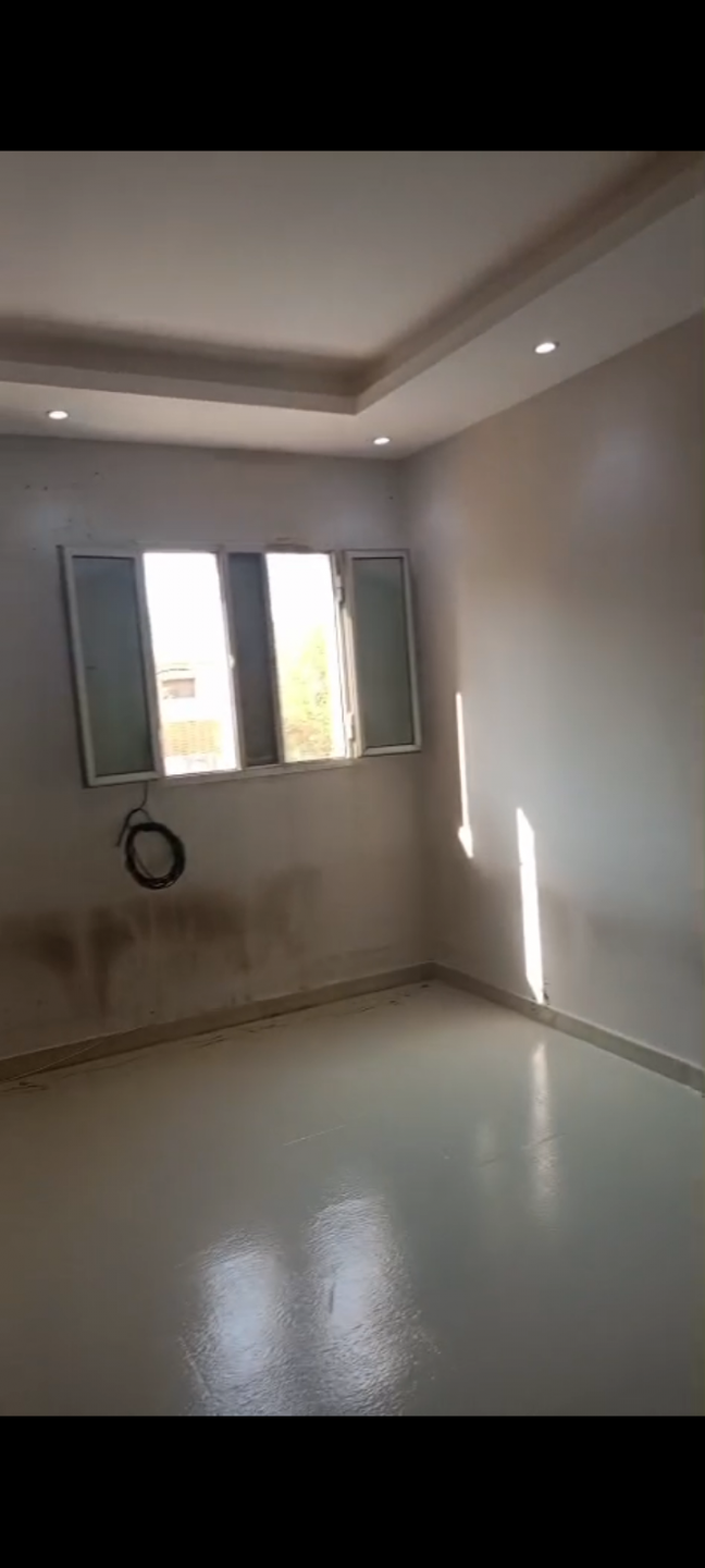 3-bedroom apartment with a living room
