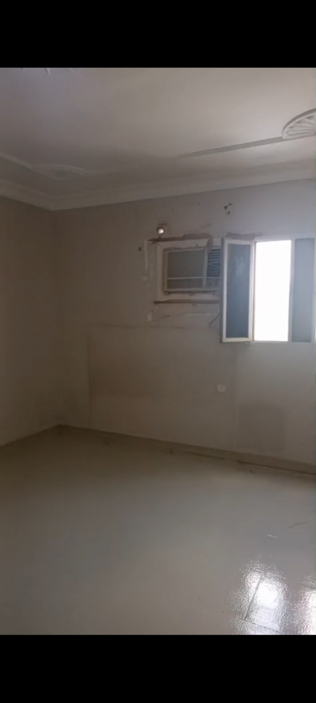 3-bedroom apartment with a living room