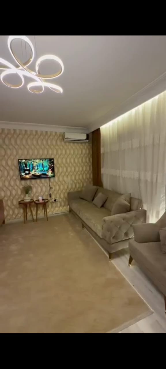 3-bedroom apartment with a living room
