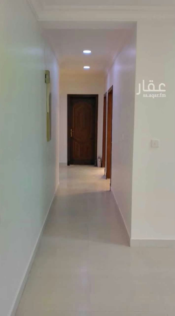 3-bedroom apartment with a living room
