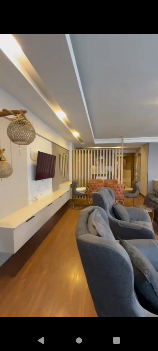 4-bedroom apartment with a living room